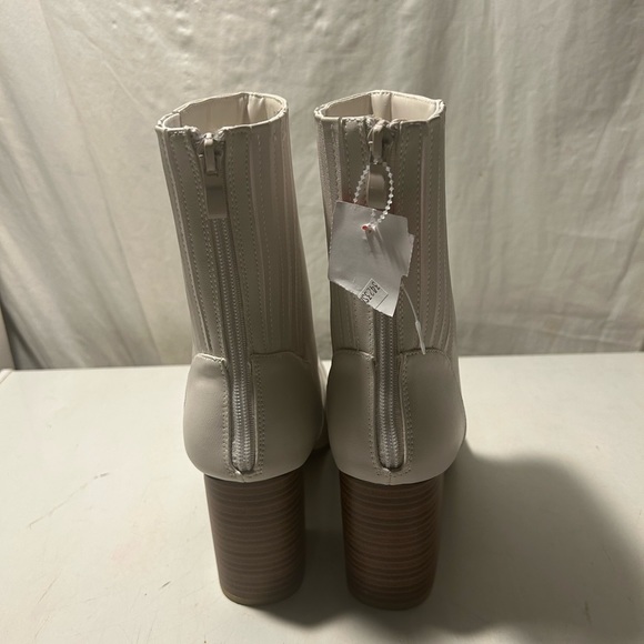 Journee Collection ivory color ankle boots 3 “ block heels, zip up back size 10 - Picture 3 of 7